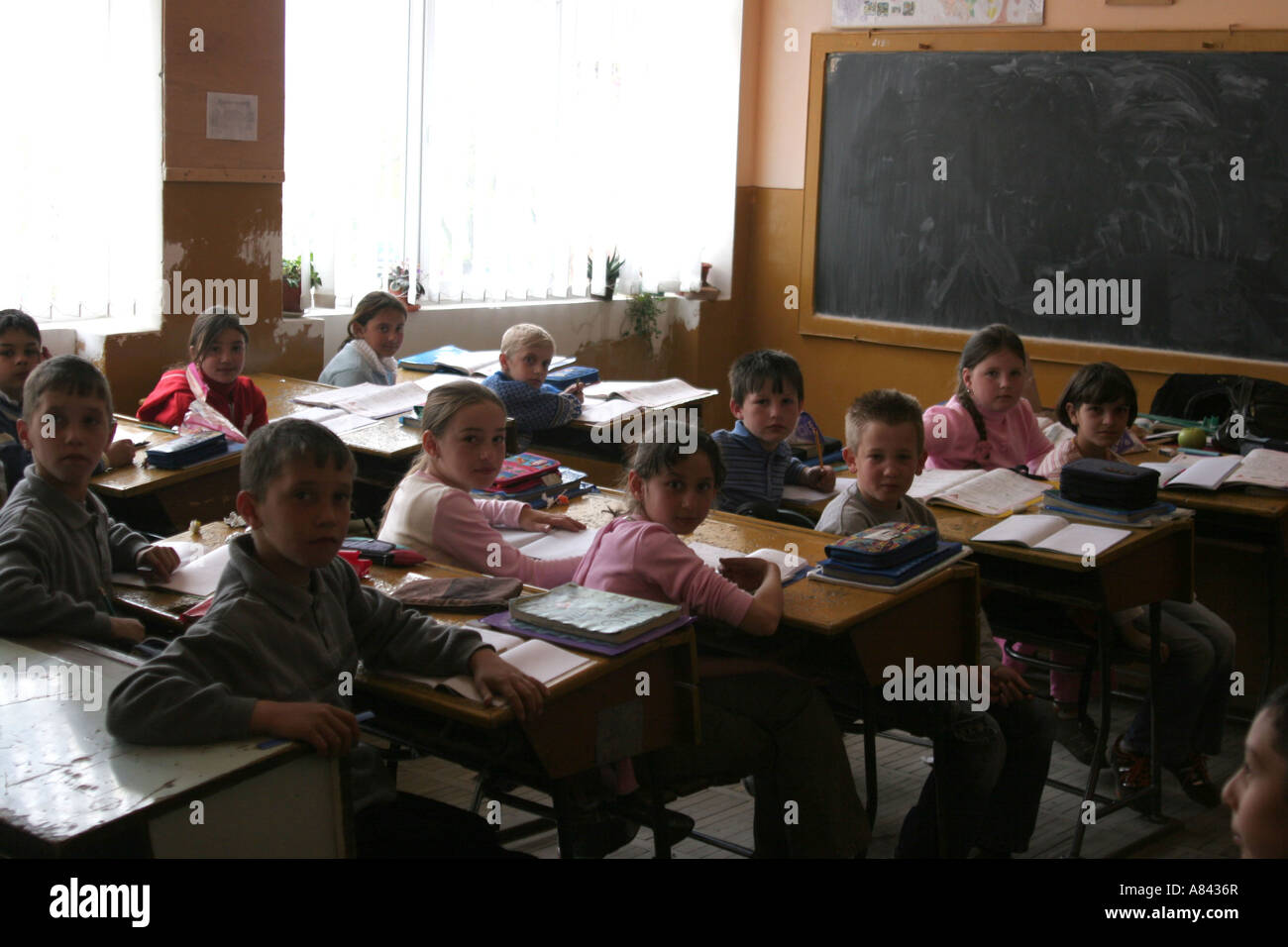 En la clase de la escuela Copsa Mica Rumania Copsa Mica es la ciudad más contaminada de Europa Foto de stock