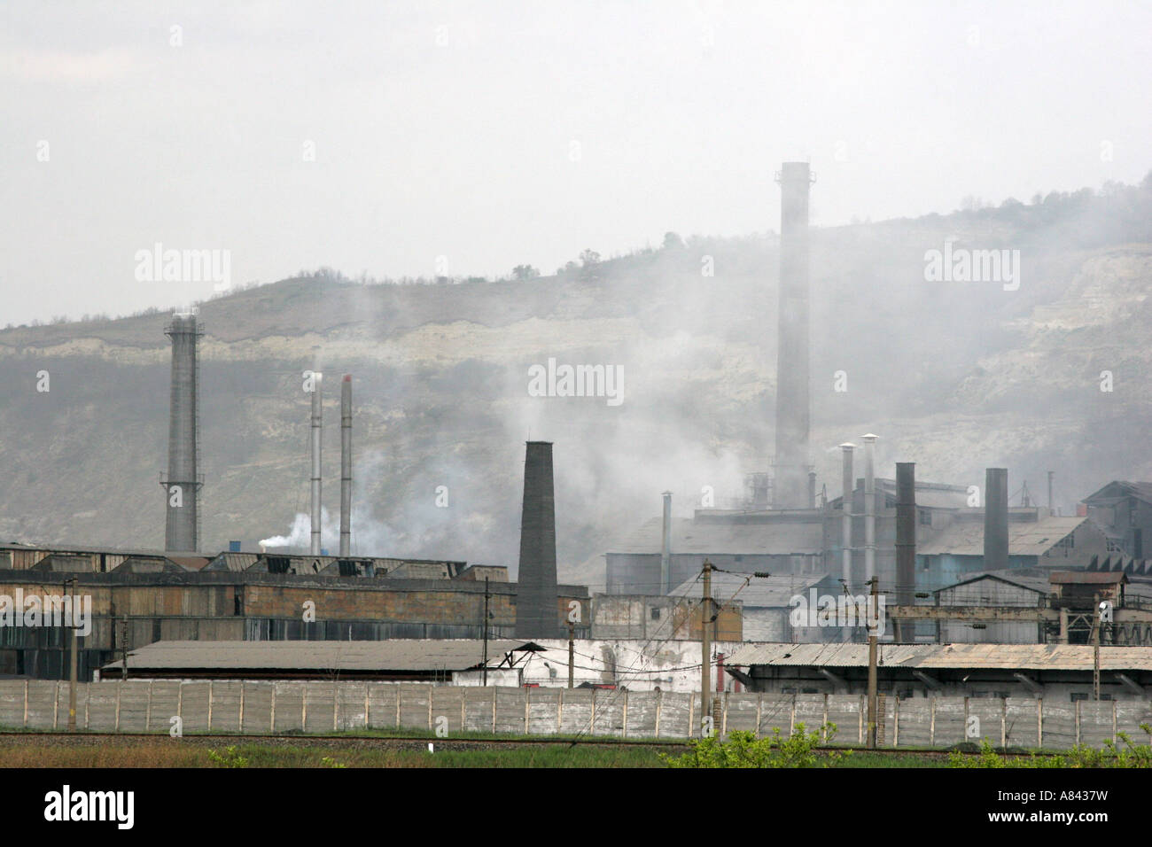 Copsa Mica es la ciudad más contaminada de Europa la fábrica de plomo Sometra Abril de 2007 Rumania Foto de stock