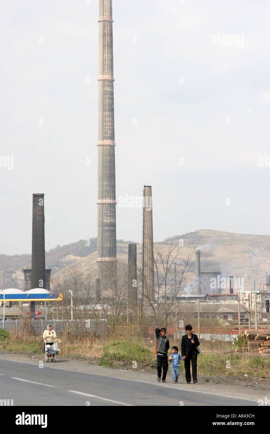 La fábrica de plomo Sometra en Copsa Mica, que es la ciudad más contaminada de Europa en abril de 2007 Rumania Foto de stock