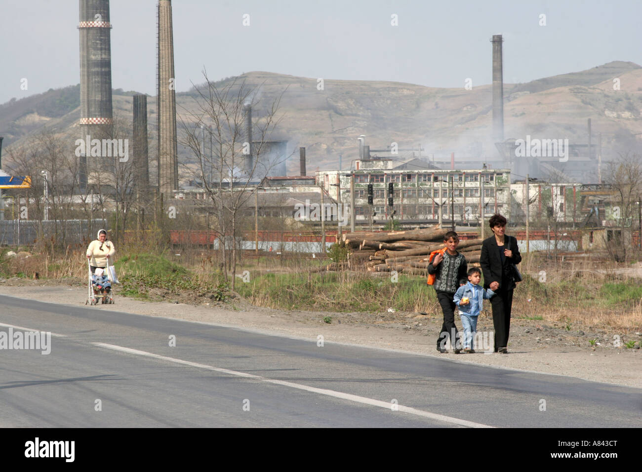 Copsa Mica es la ciudad más contaminada de Europa la fábrica de plomo Sometra Abril de 2007 Rumania Foto de stock