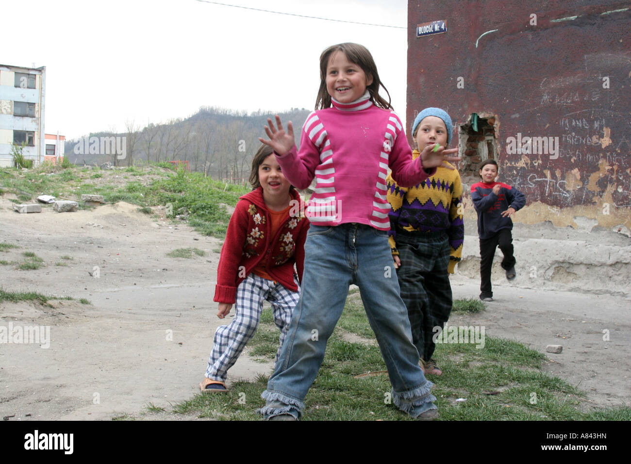 Los niños Copsa Mica es la ciudad más contaminada de Europa en abril de 2007 Rumania Foto de stock