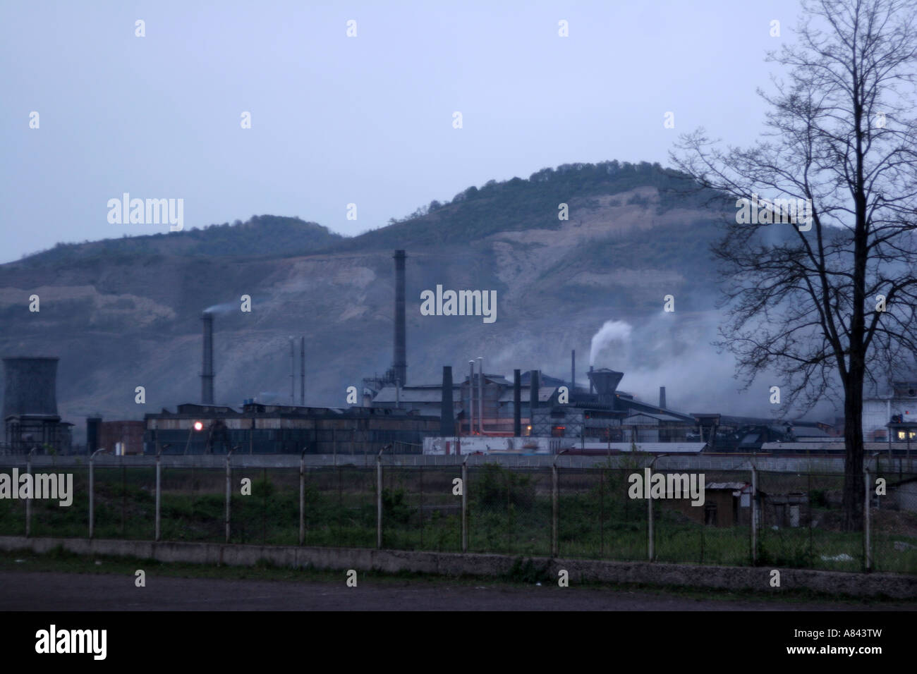 La fábrica de plomo Sometra Copsa Mica es la ciudad más contaminada de Europa en abril de 2007 Rumania Foto de stock