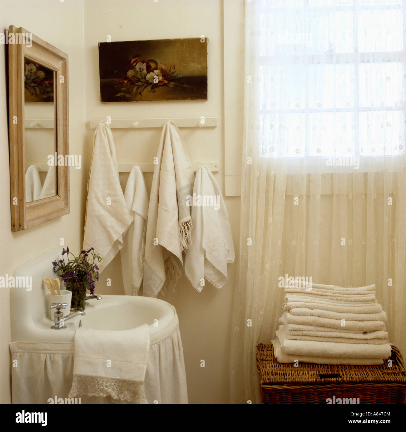 Cortinas de encaje en blanco debajo de cortina de baño con lavabo y toallas  en pegrail Fotografía de stock - Alamy