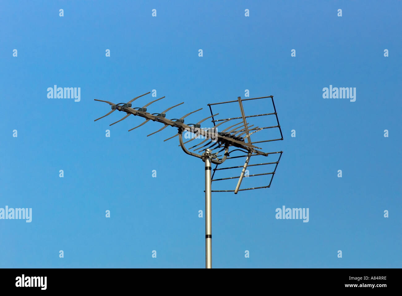 Antena de televisión para la recepción de televisión digital o analógica  contra un cielo azul sobre un tejado de Londres Fotografía de stock - Alamy