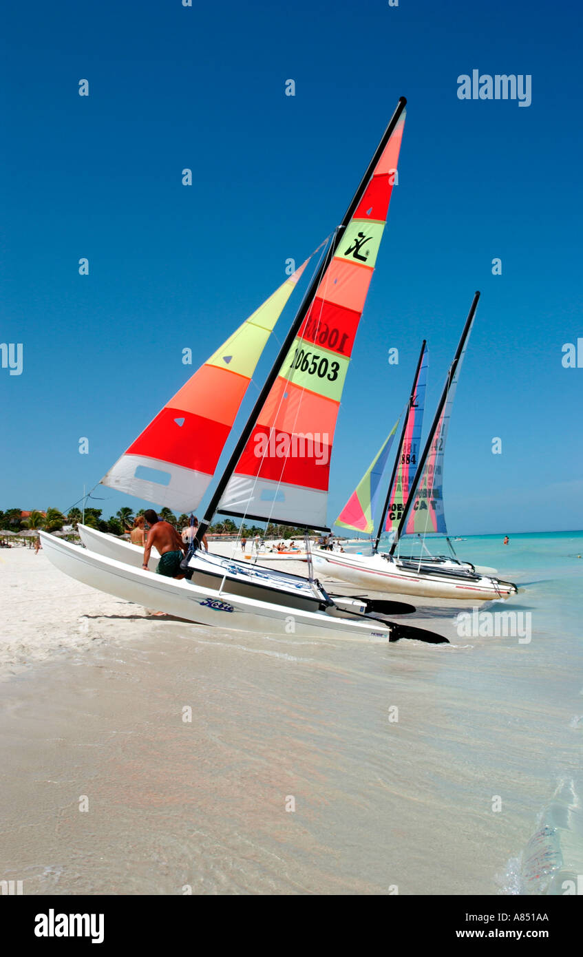 La playa de Varadero, barcos de vela Fotografía de stock - Alamy