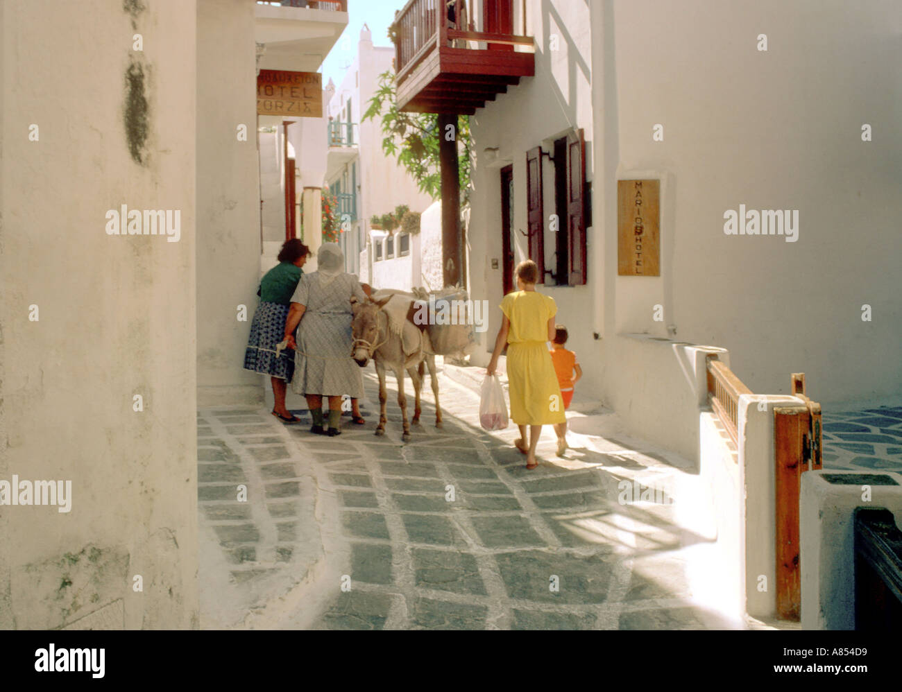 Isla griega típica estrechas calles este Mykonos Foto de stock