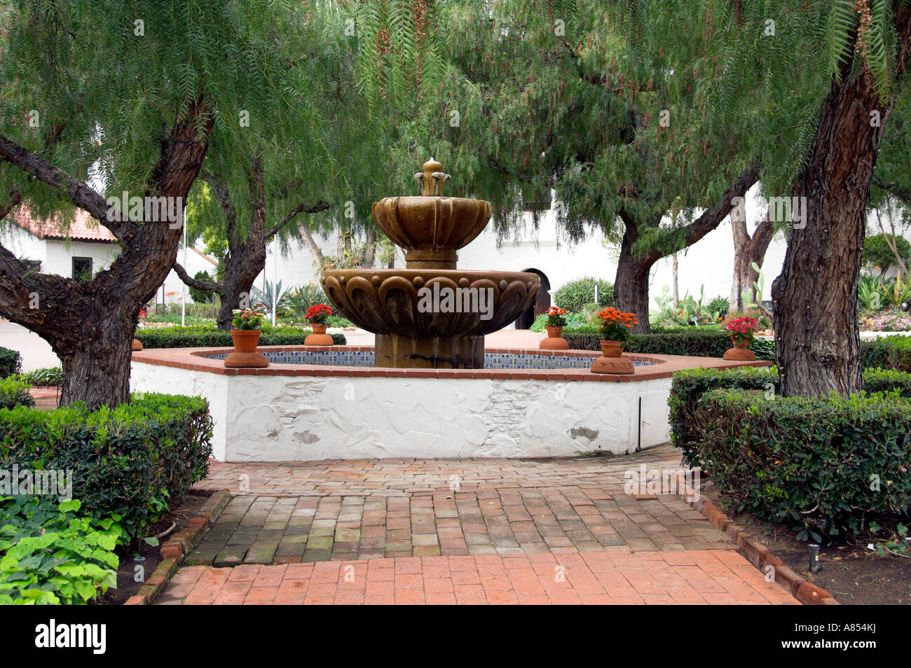 Un Jardin Fuente En El Patio De La Mision Basilica San Diego De
