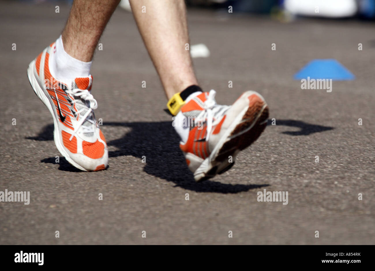 Pies de atleta raza caminar con podómetro amarrado al tobillo Fotografía de  stock - Alamy