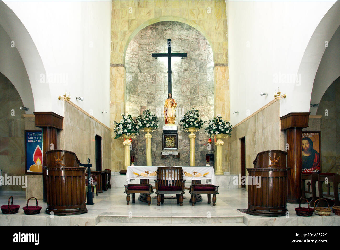 La Iglesia del Sagrado Corazón de Jesús el santuario interior en Los Mochis Sinaloa, México Fotografía de stock - Alamy La Iglesia del Sagrado Corazón de Jesús el santuario interior en Los Mochis Sinaloa, México Fotografía de stock - Alamy