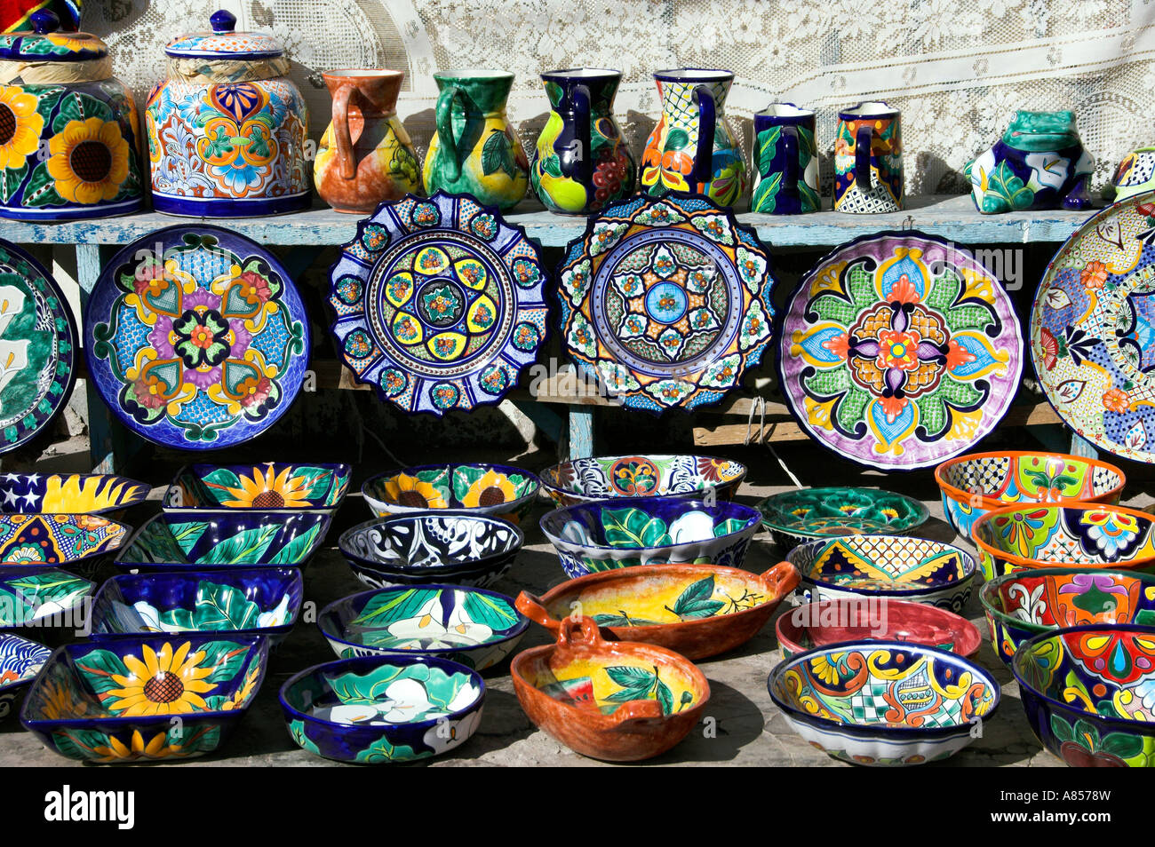 Colorida cerámica para la venta en las tiendas para turistas de Loreto México Foto de stock