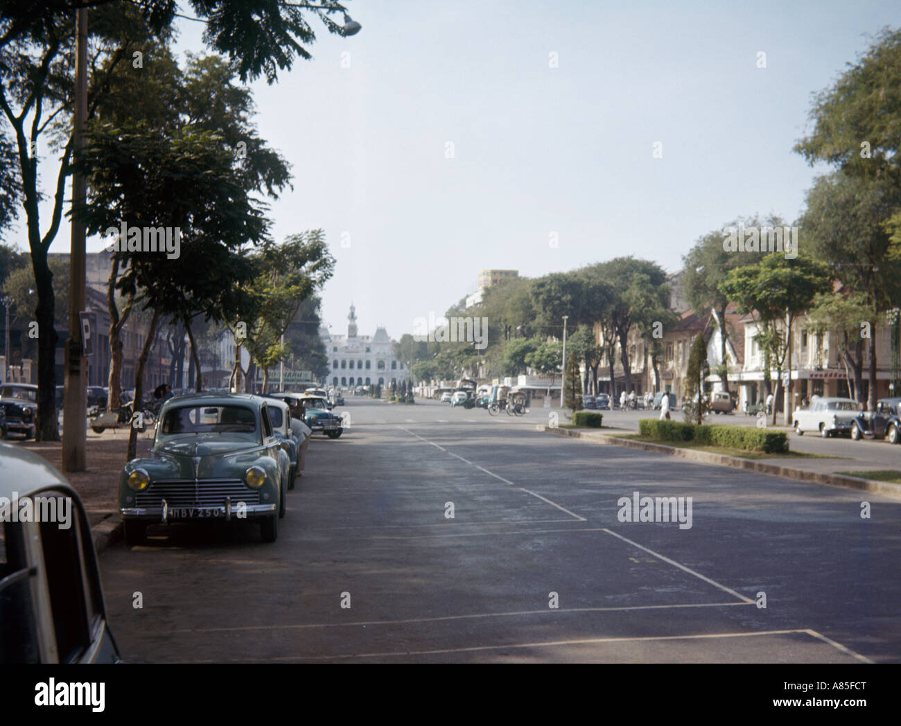 Avenida en el centro de la ciudad en 1960, Saigón, Vietnam Foto de stock