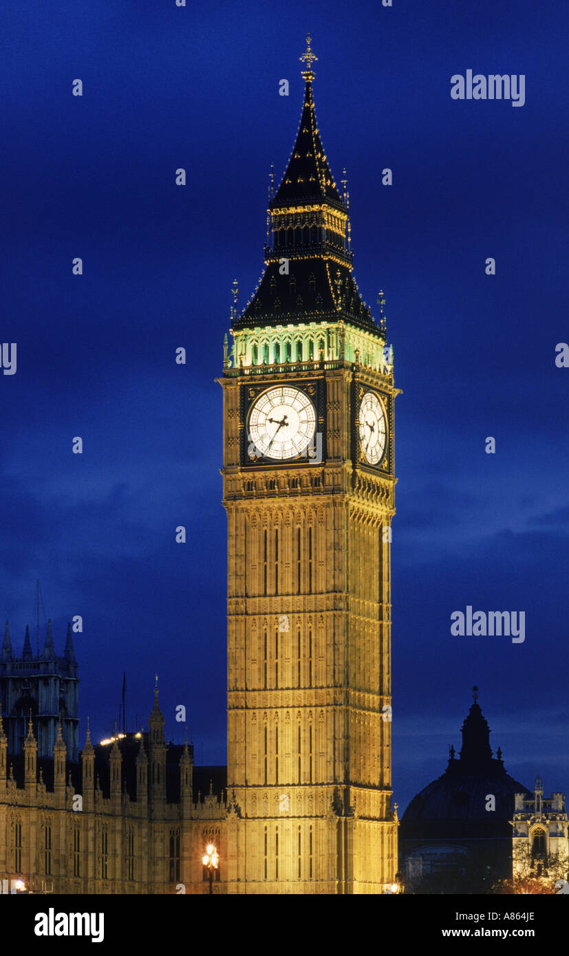 Big Ben estando por encima de Westminster Bridge y el Río Támesis en Londres de noche Foto de stock