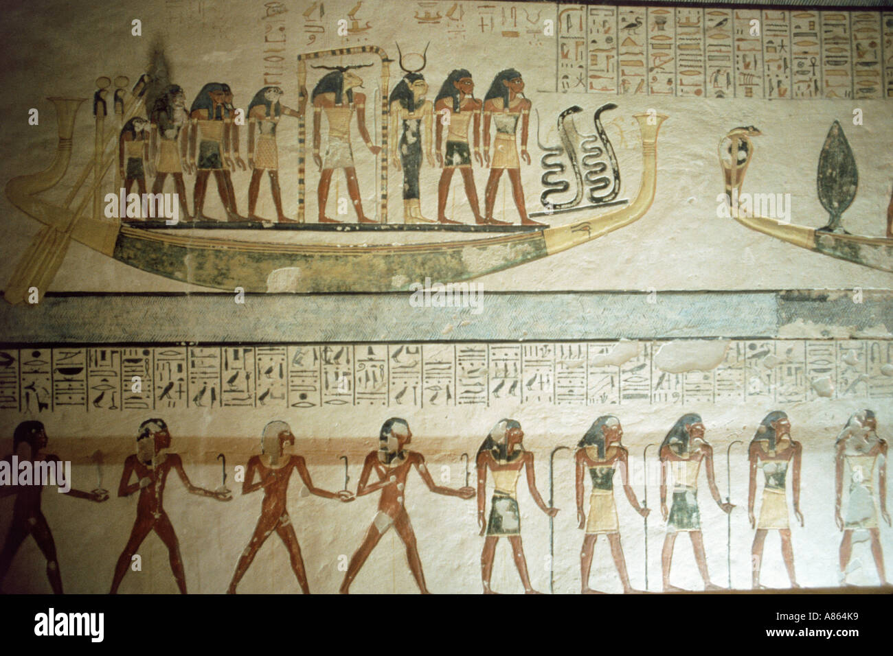 Decorados pared inscrito con figuras y jeroglíficos en la tumba de Ramsés IX en el Valle de los reyes en Luxor, Egipto Foto de stock