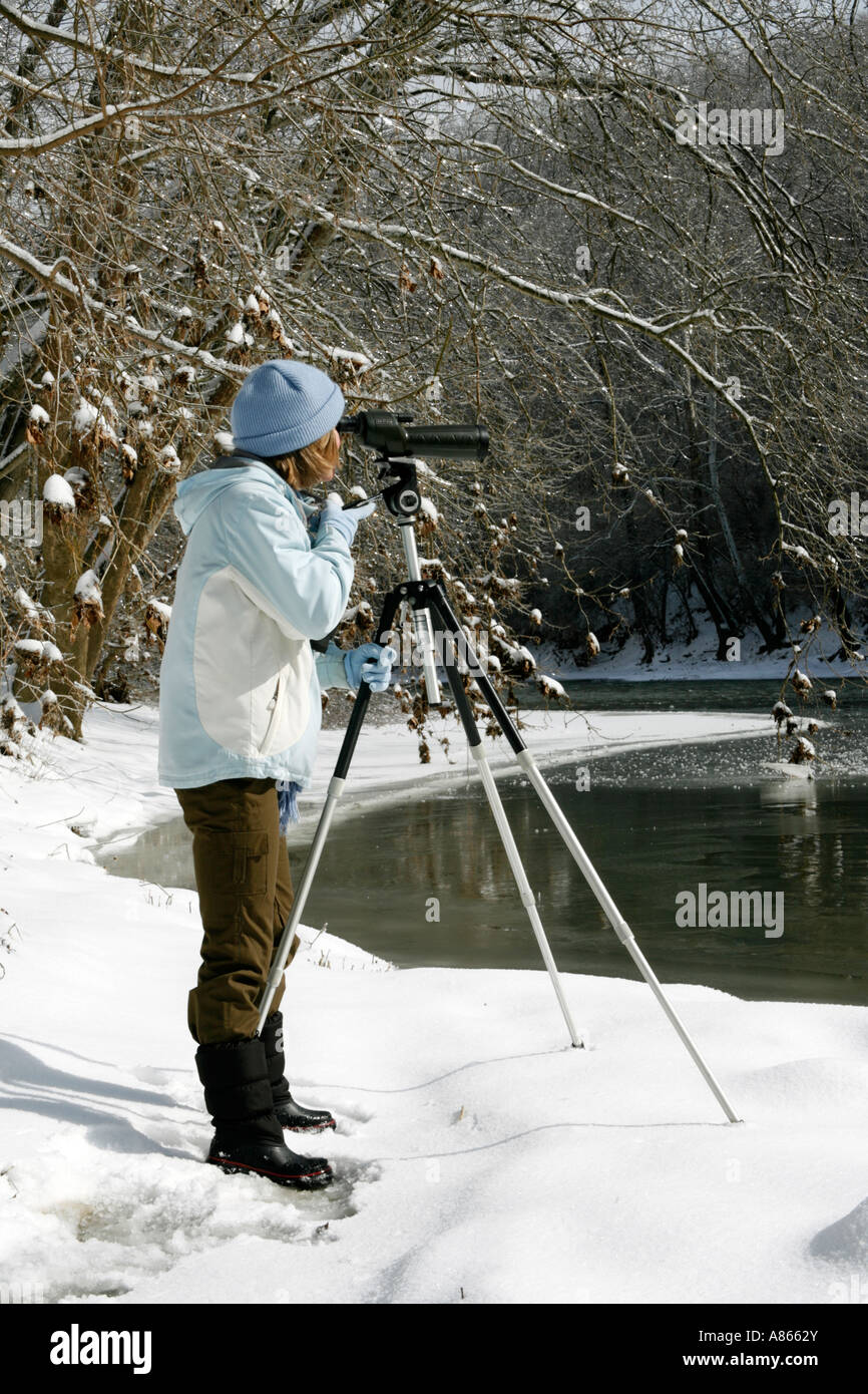 Invierno utilizando Birdwatcher Spotting Scope Vertical Foto de stock