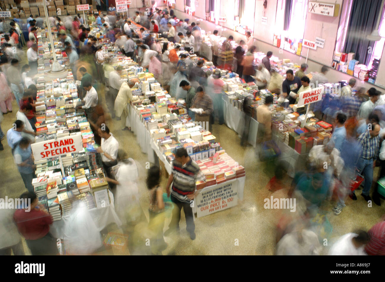 Multitud en la exposición y venta de libros en Mumbai India Foto de stock