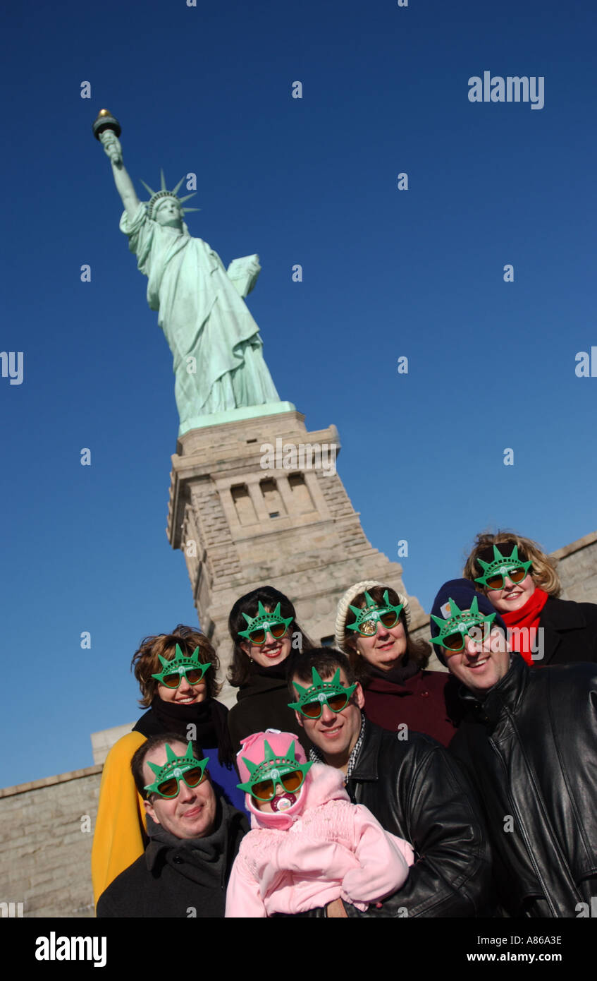 Turistas visitando la estatua de la libertad la ciudad de Nueva York Foto de stock