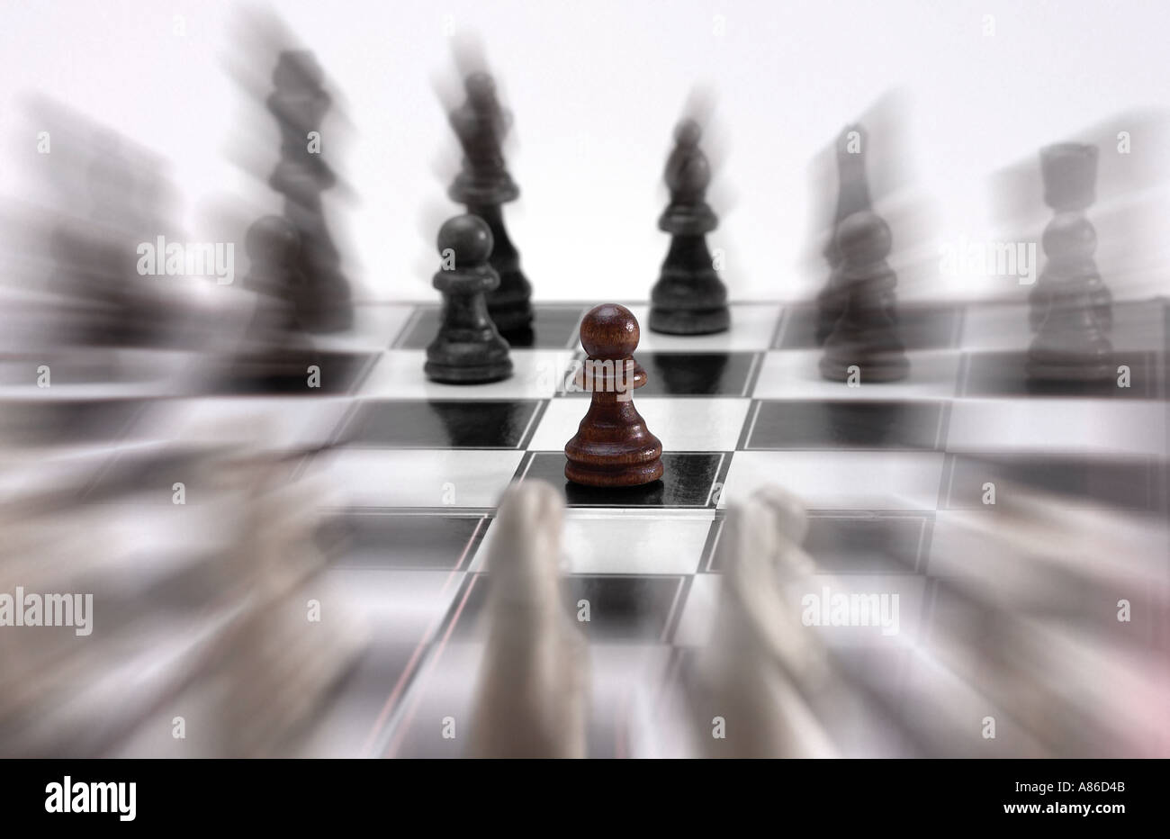 Tablero de ajedrez a bajo ángulo de perspectiva de los jugadores se centran  en peón individual Fotografía de stock - Alamy