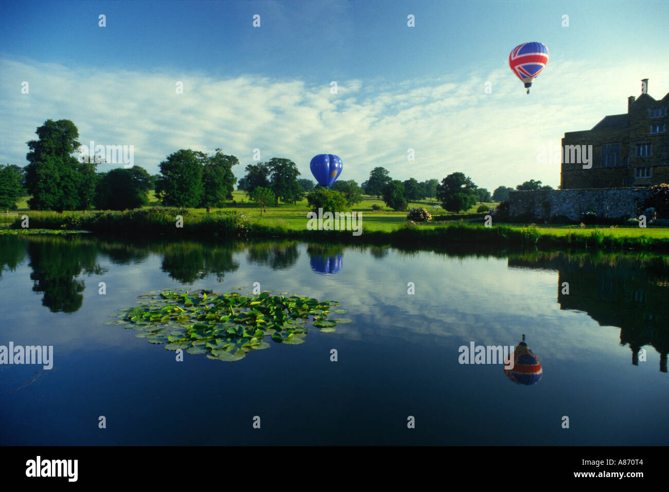 Lanzamiento del globo se refleja en el lago UK Foto de stock