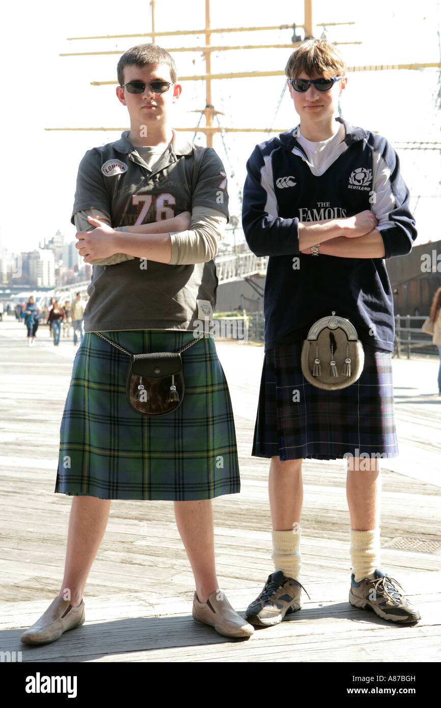 Dos hombres usando faldas Fotografía de stock - Alamy