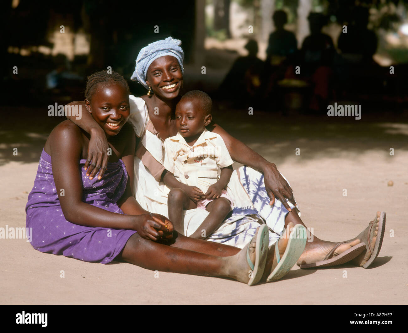 Familia en una aldea nativa, Gambia, al oeste de África. Foto de stock