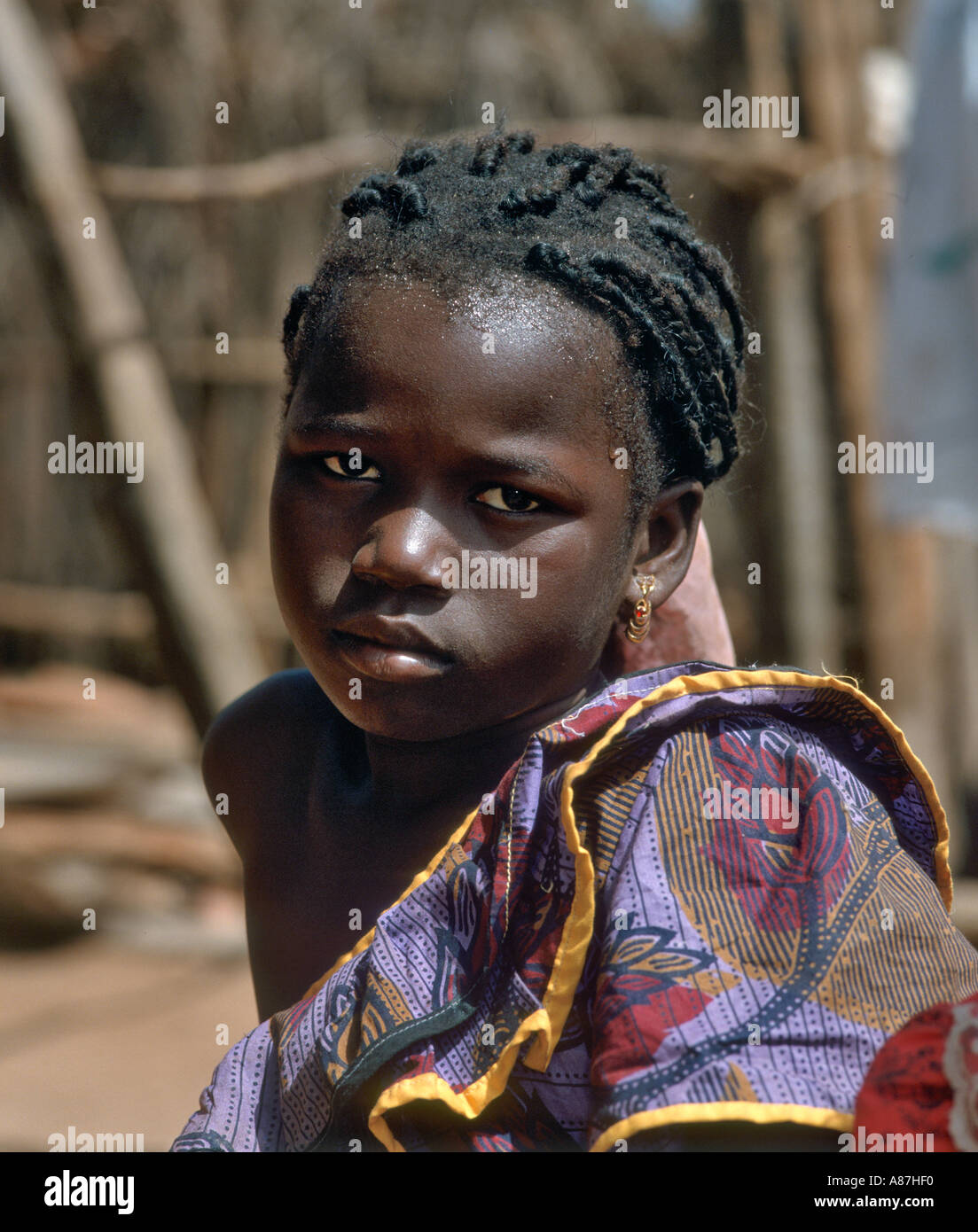 Retrato de la pequeña muchacha nativa en una aldea local, Gambia, al oeste de África. Foto de stock