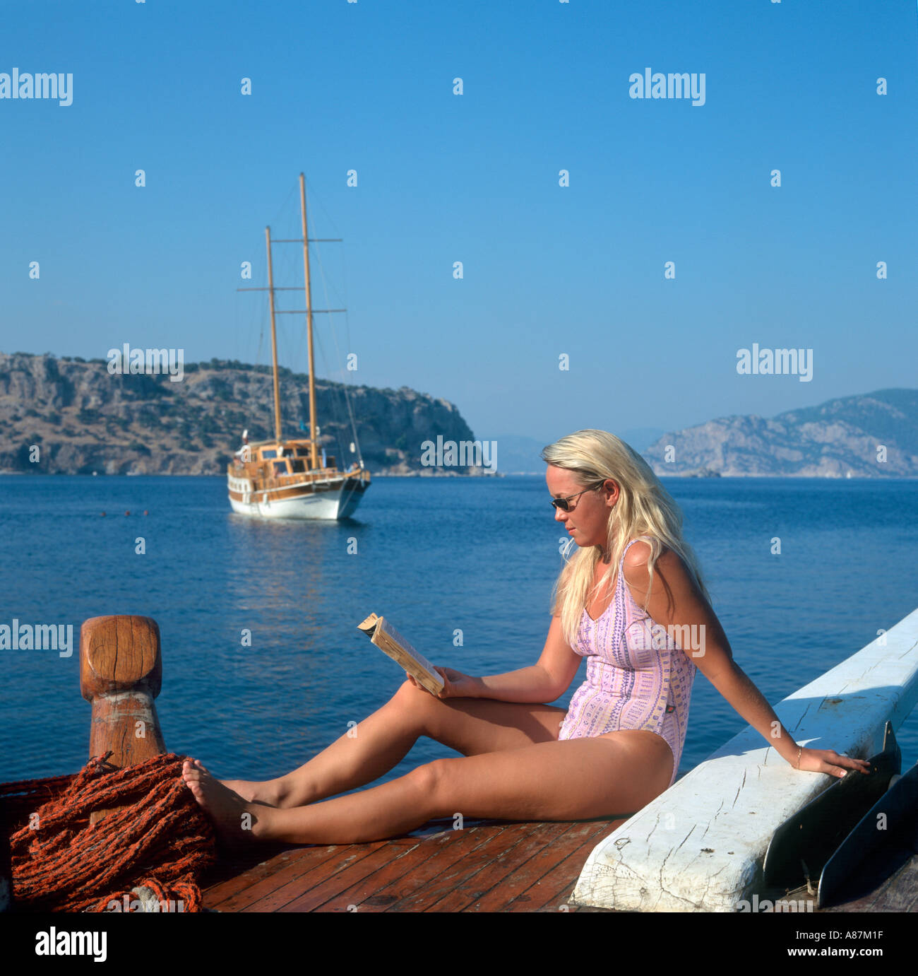 Chica en una excursión en un barco Gulet (local), Marmaris, Turquía Foto de stock