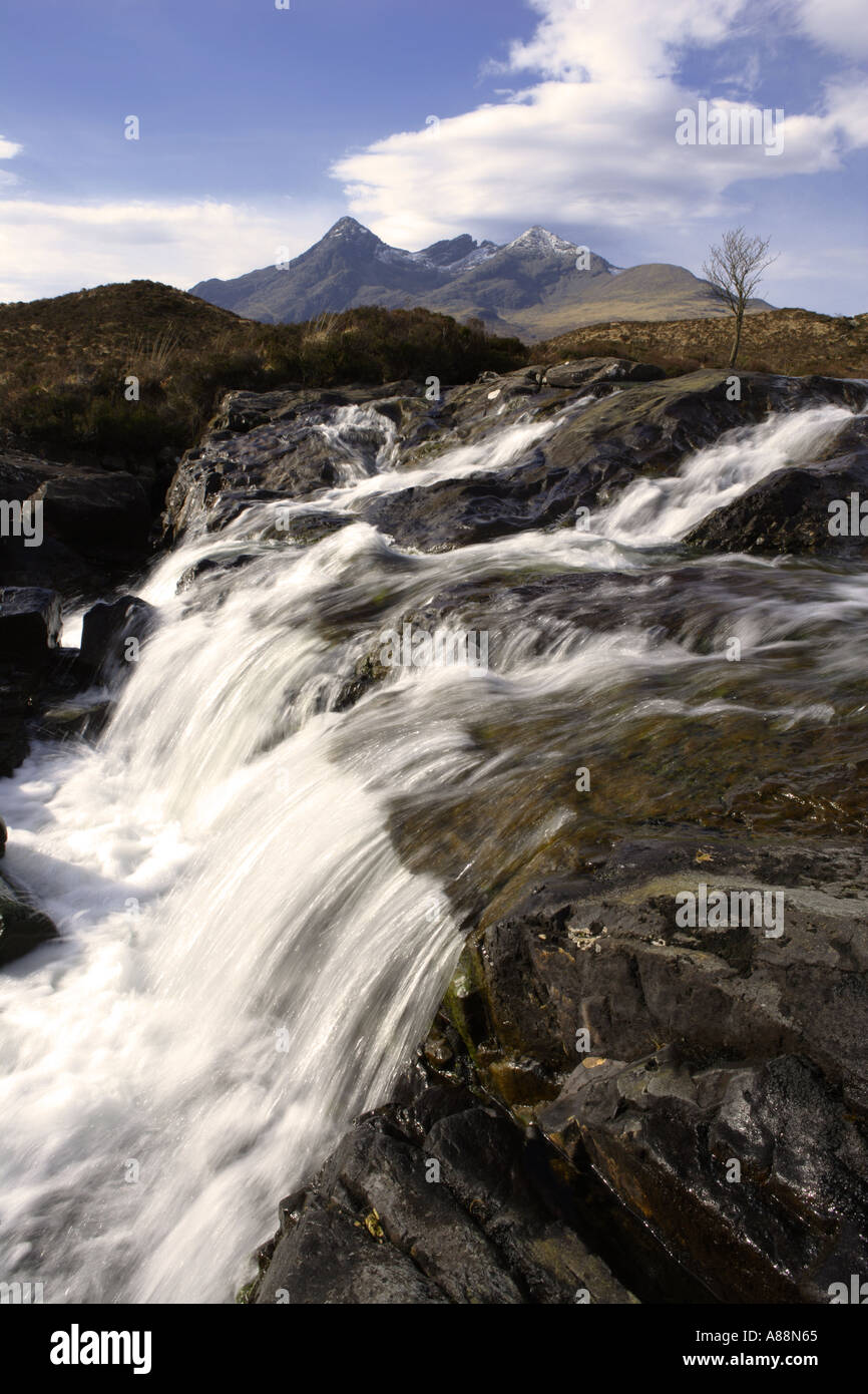 Skye Cuillins desde Sligachan cascada en el Alt Dearg Mor burn Foto de stock