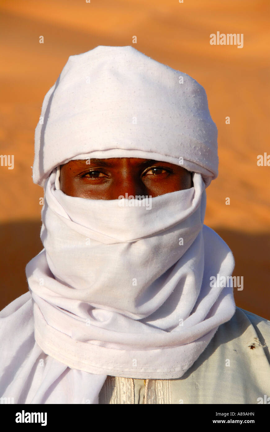 Retrato Tuareg envuelto en un turbante Mandara Libia Foto de stock