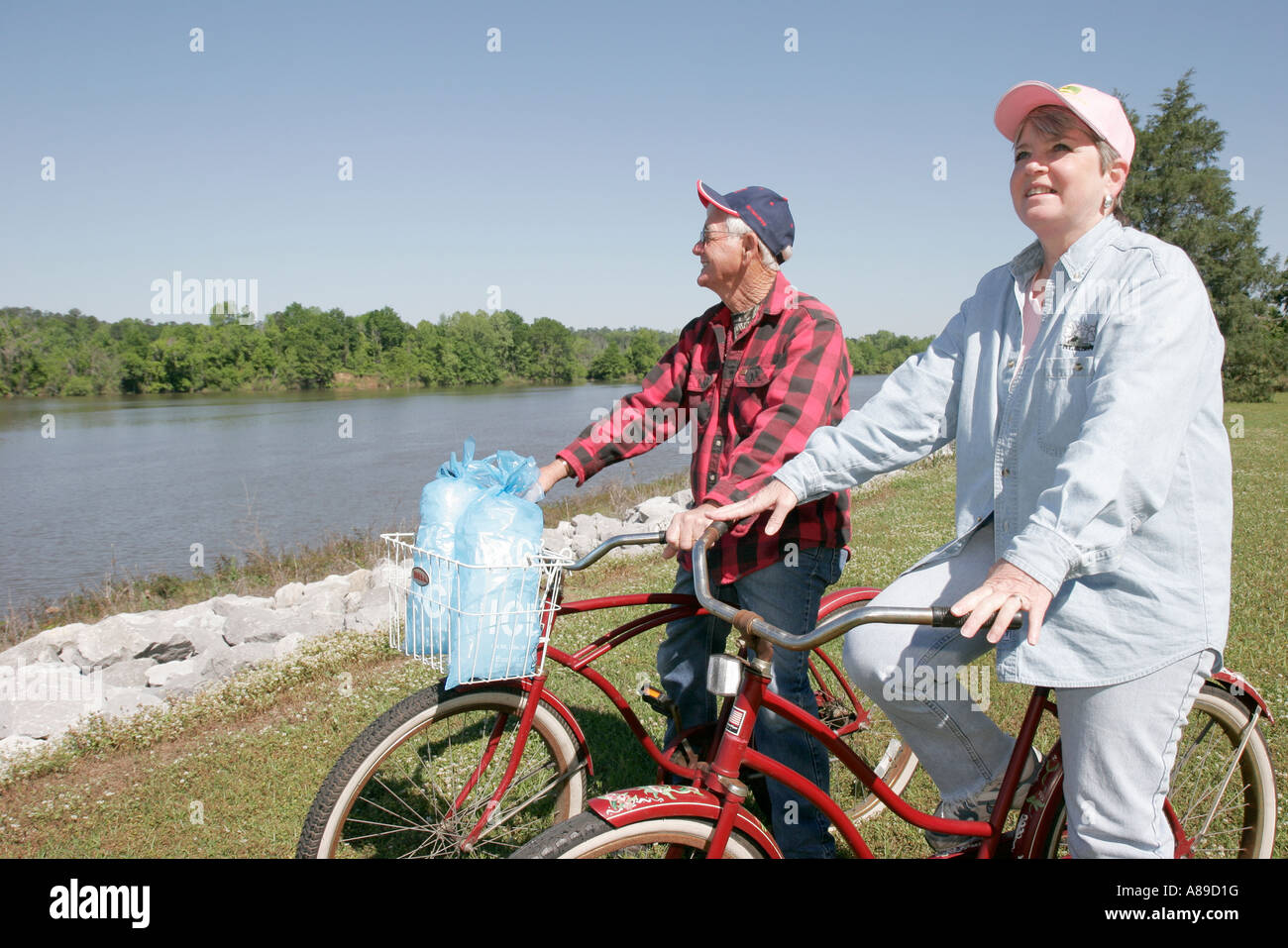 Monroeville Alabama,Isaac Creek water Campground,Claiborne Lake,Alabama River water Lakes,adultos hombres hombres hombres hombres hombres, mujeres mujer mujer dama,bicicleta bi Foto de stock