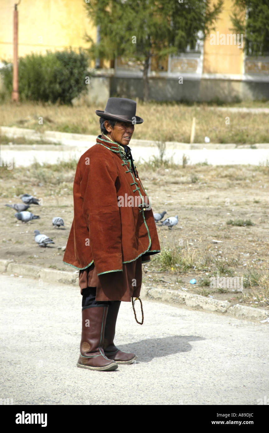 Hombre que llevaba un sombrero y una capa tradicional y las botas en Ulan  Bator, Mongolia Fotografía de stock - Alamy