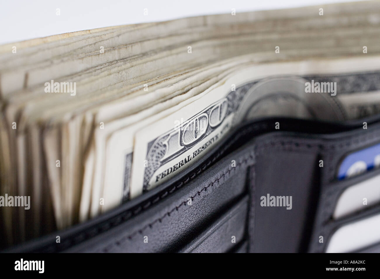 Billetera llena de dinero Fotografía de stock - Alamy