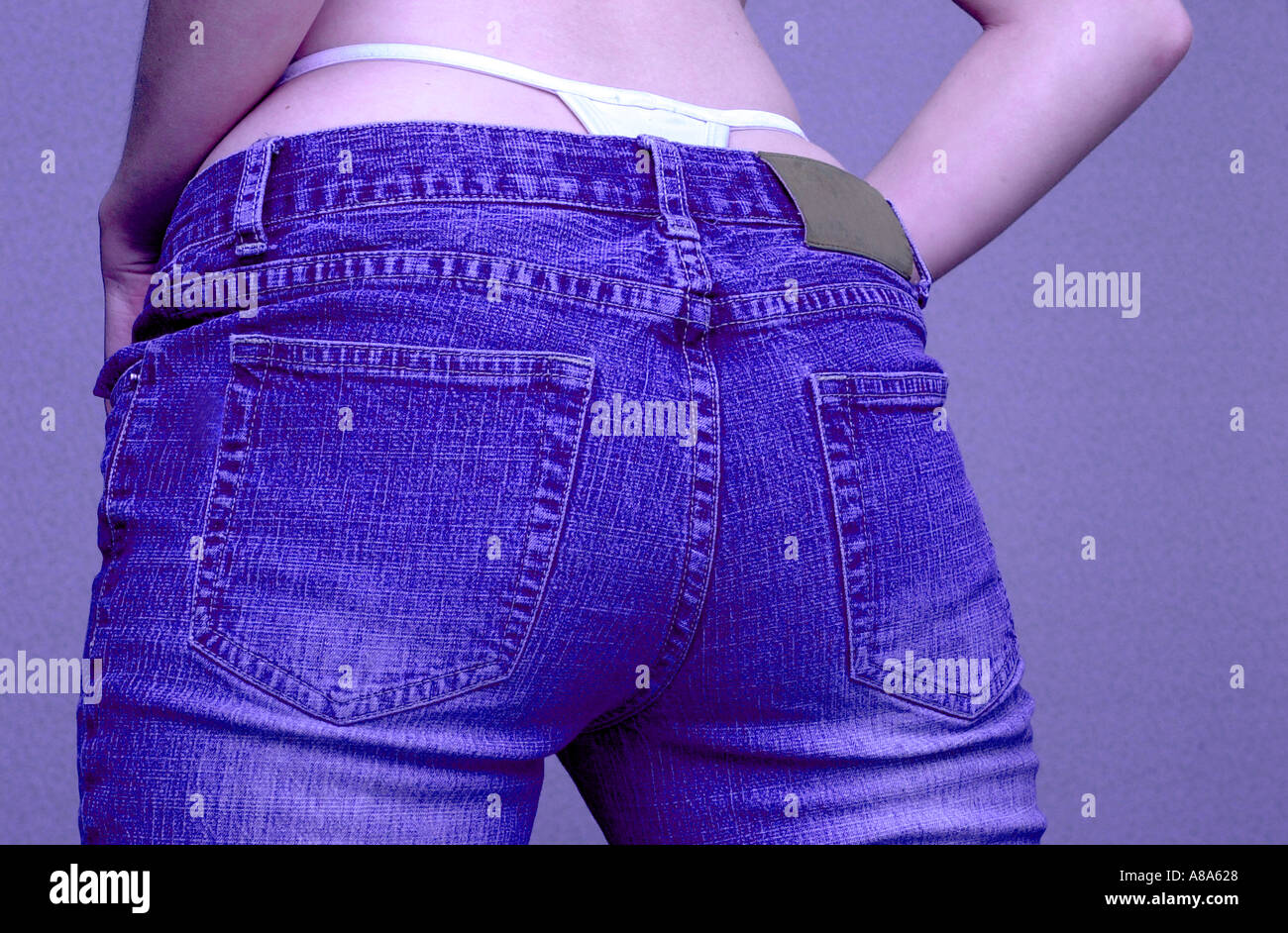 Mujer en jeans con tanga bragas mostrando por encima de los pantalones  Fotografía de stock - Alamy