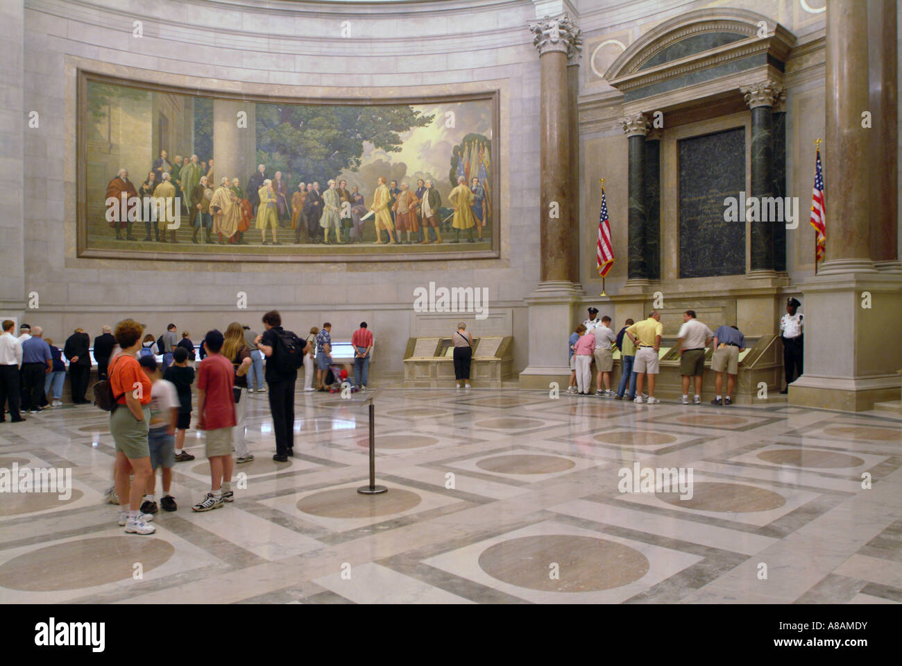 Ee.Uu. Washington DC los Archivos Nacionales Rotunda turistas Foto de stock