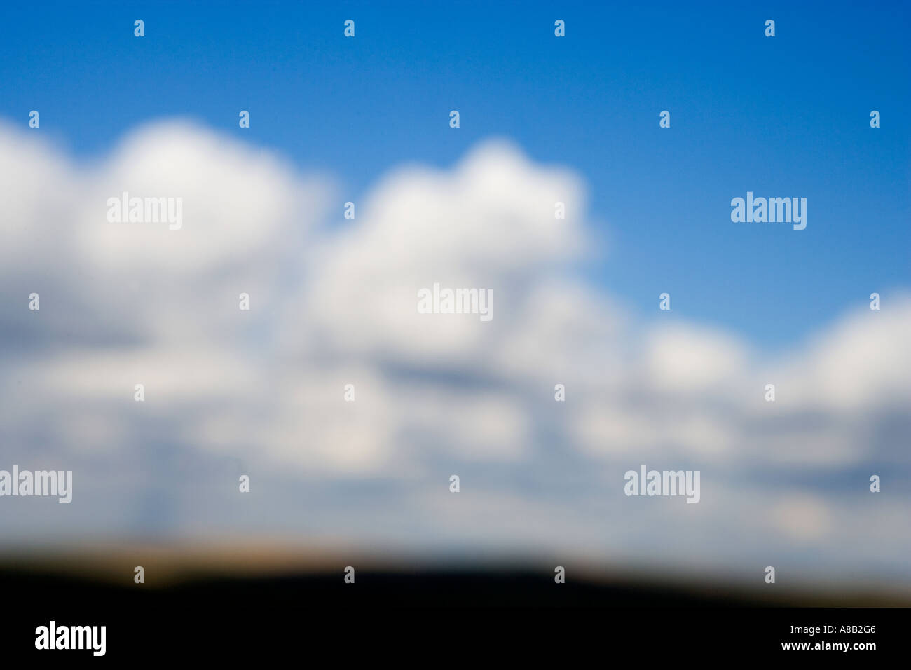 Soft Focus shot de cielo azul y blanco de esponjosas nubes Foto de stock