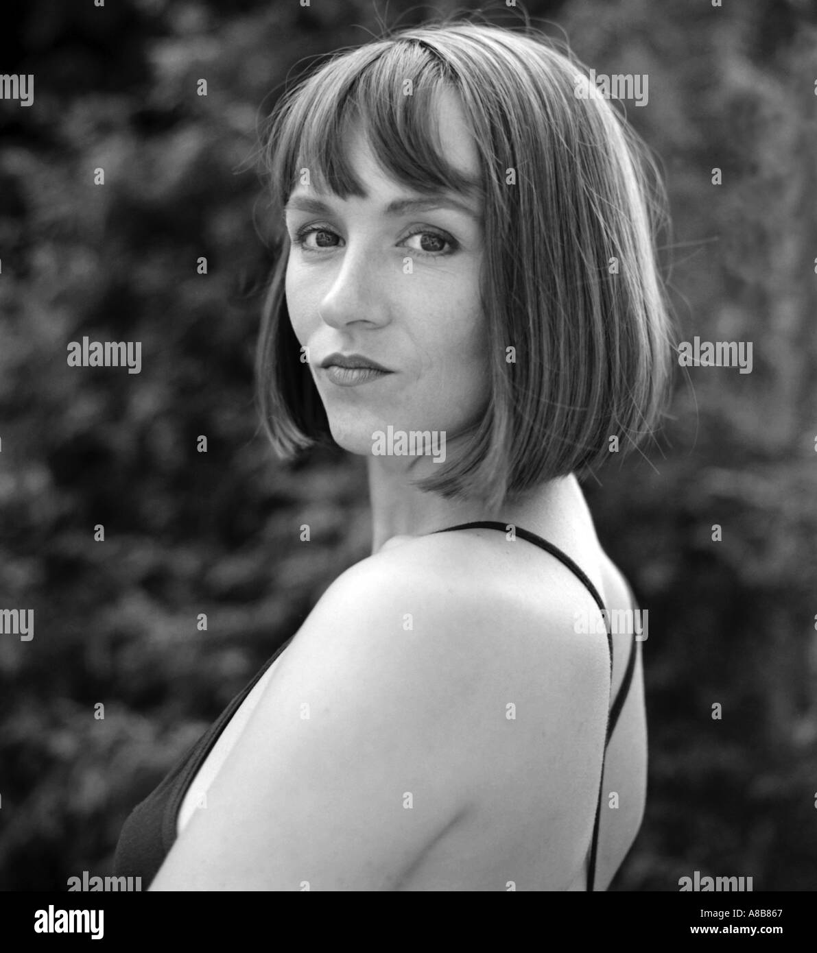 Retrato en blanco y negro de una mujer joven con una expresión de escepticismo faneca Foto de stock