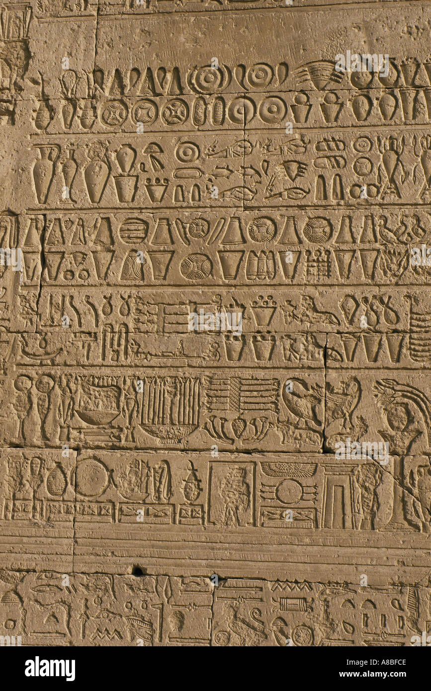 Jeroglíficos Templo Hathor en dendera Egipto Foto de stock