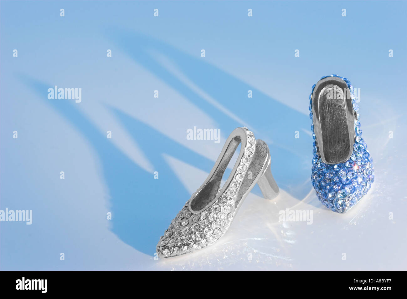 Los zapatos de tacón alto de cristal Swarovski collar con sombras azules  Fotografía de stock - Alamy