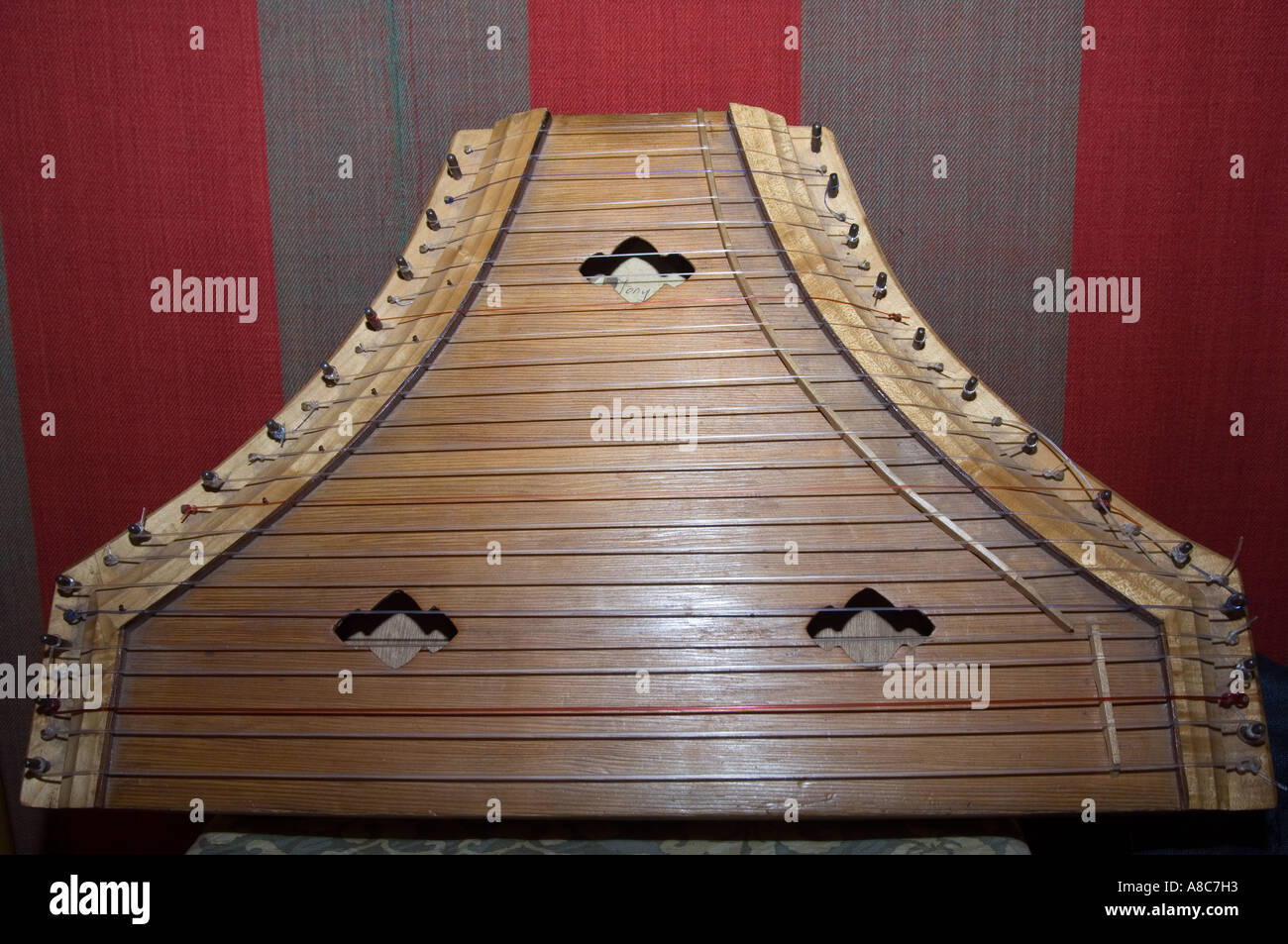 Un Salterio. Un antiguo instrumento musical Fotografía de stock - Alamy