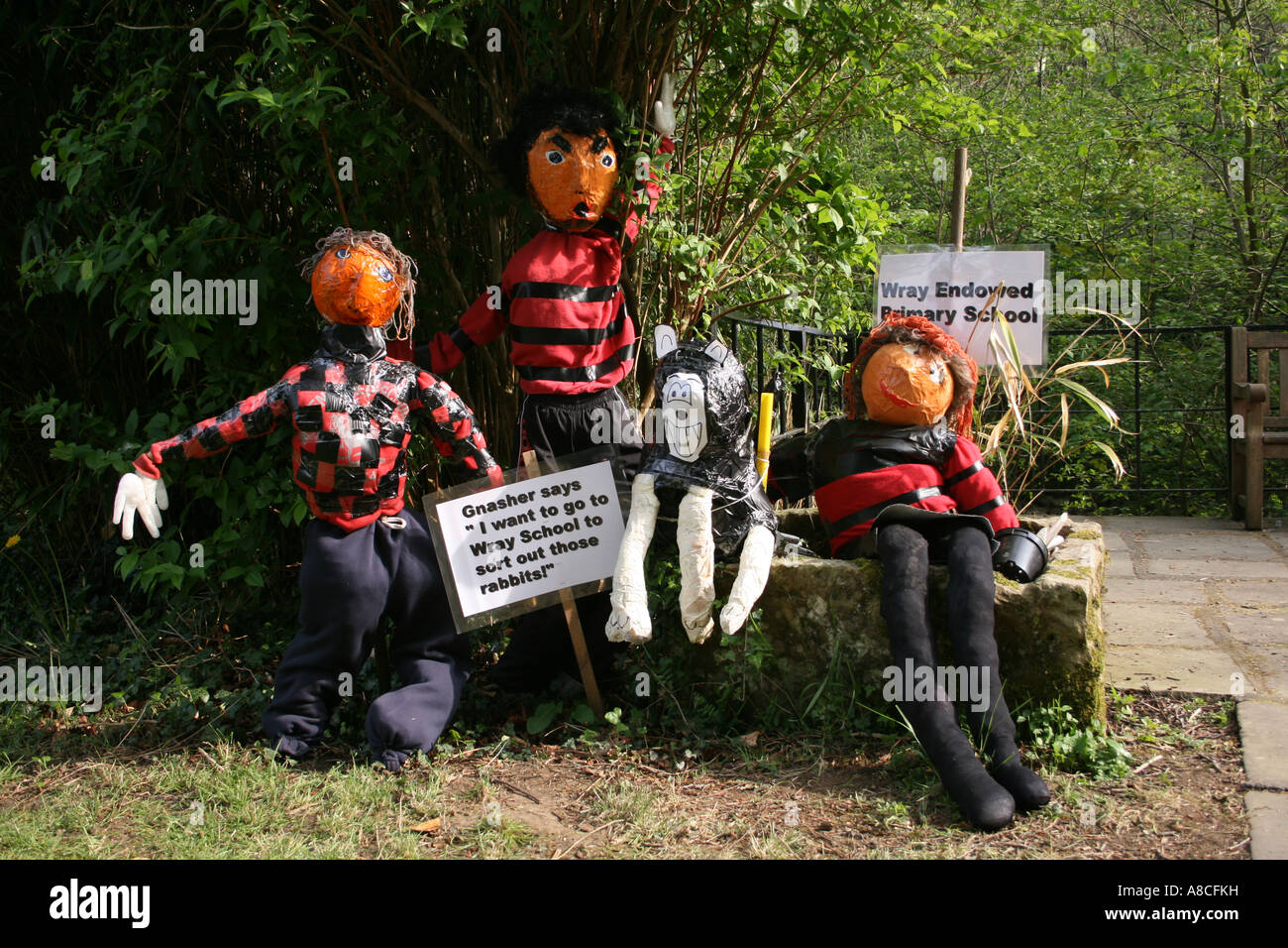 Dennis the Menace, Gnasher y amigos en Wray Espantapájaros Festival, Wray village, Lancashire, Inglaterra. Foto de stock
