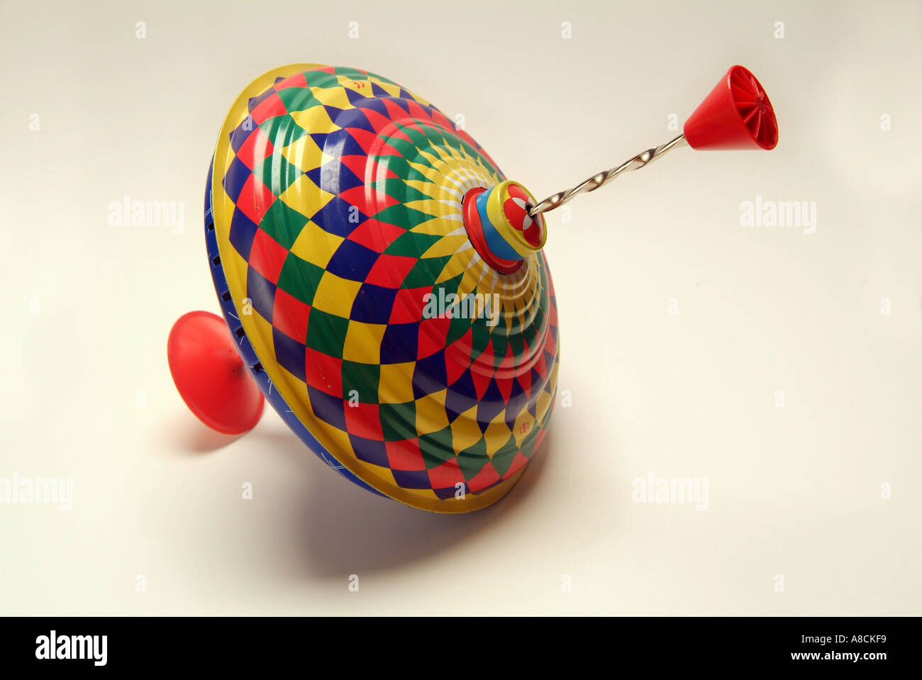 Trompo juguete infantil sobre fondo blanco Fotografía de stock - Alamy
