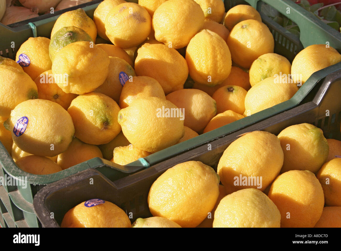 Cajón de limones Fotografía de stock - Alamy