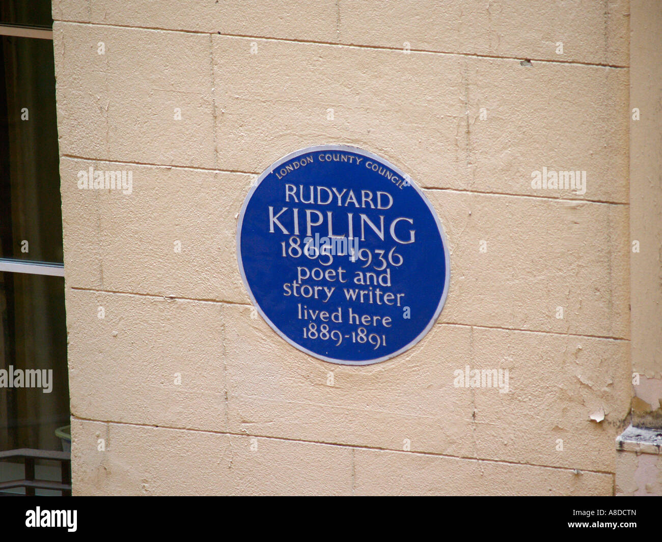 Placa azul conmemora el escritor y poeta Rudyard Kipling donde vivió en 43  Villiers Street Londres Inglaterra Fotografía de stock - Alamy