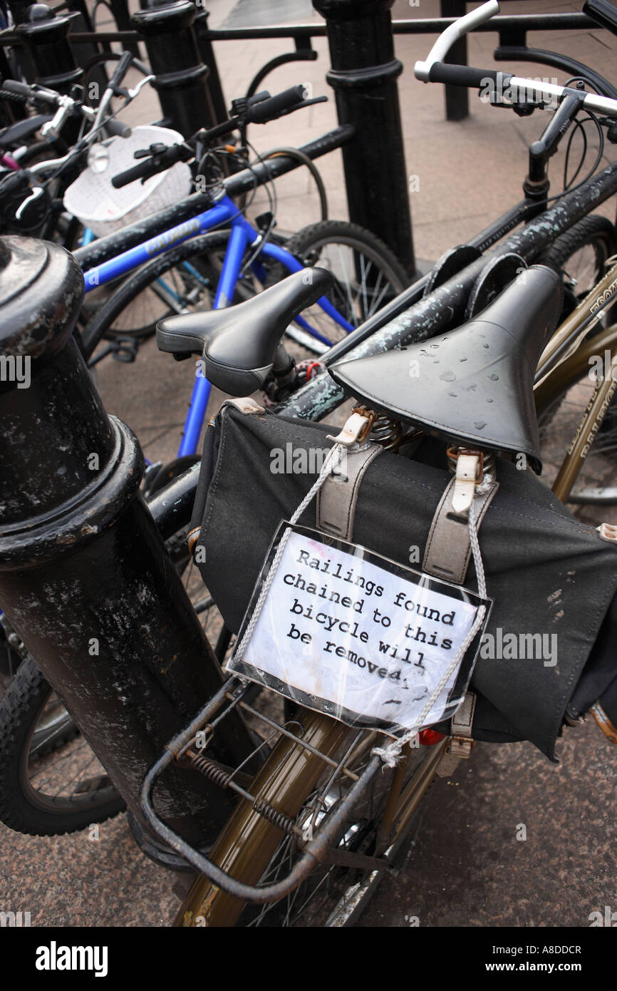 Una bicicleta dejó encerrado en el Leicester Square de Londres chistes  sobre barandillas se elimina si se adjunta para bicicletas Fotografía de  stock - Alamy