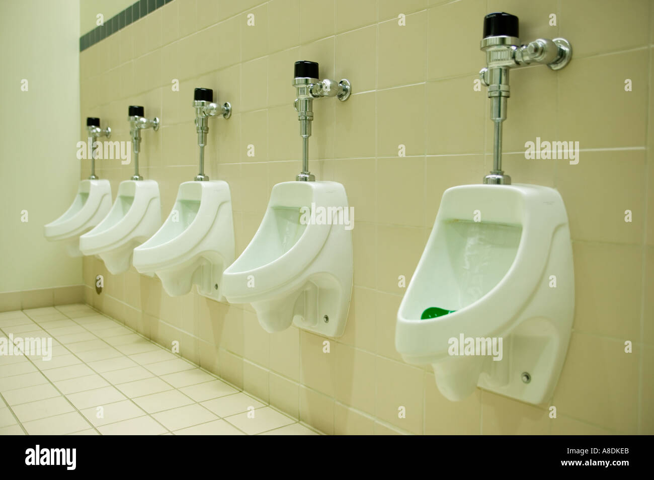 Fila de hombres s urinarios en un baño público Fotografía de stock - Alamy