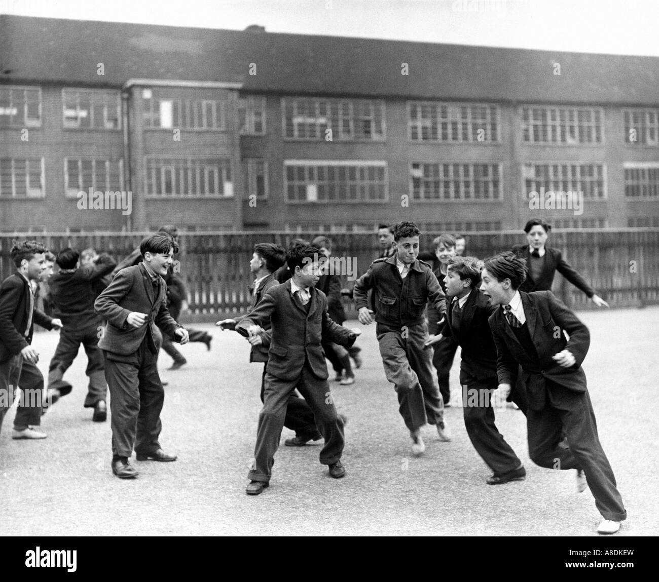 Patio escolar de alumnos en el patio de una escuela de inglés en 1945