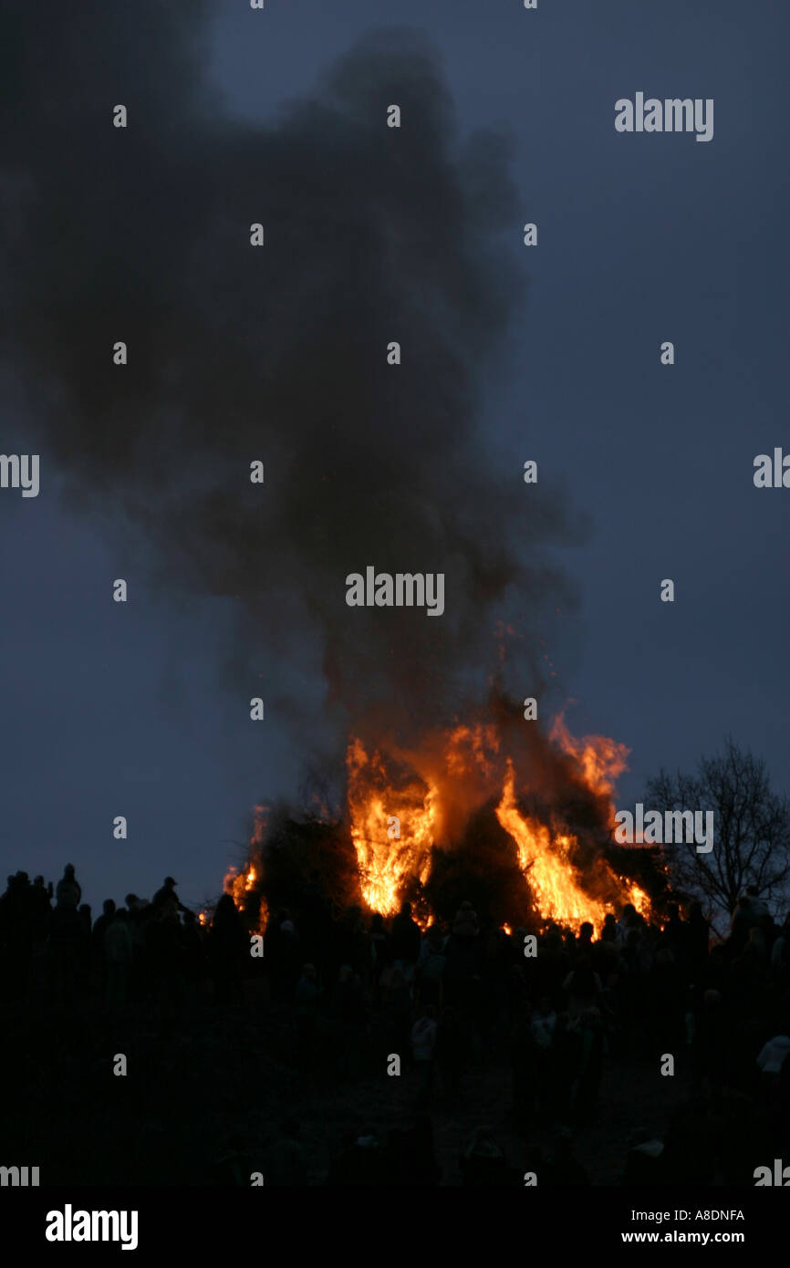 La gente celebra la primavera con el tradicional fuego el pasado de abril de cada año en Suecia Foto de stock