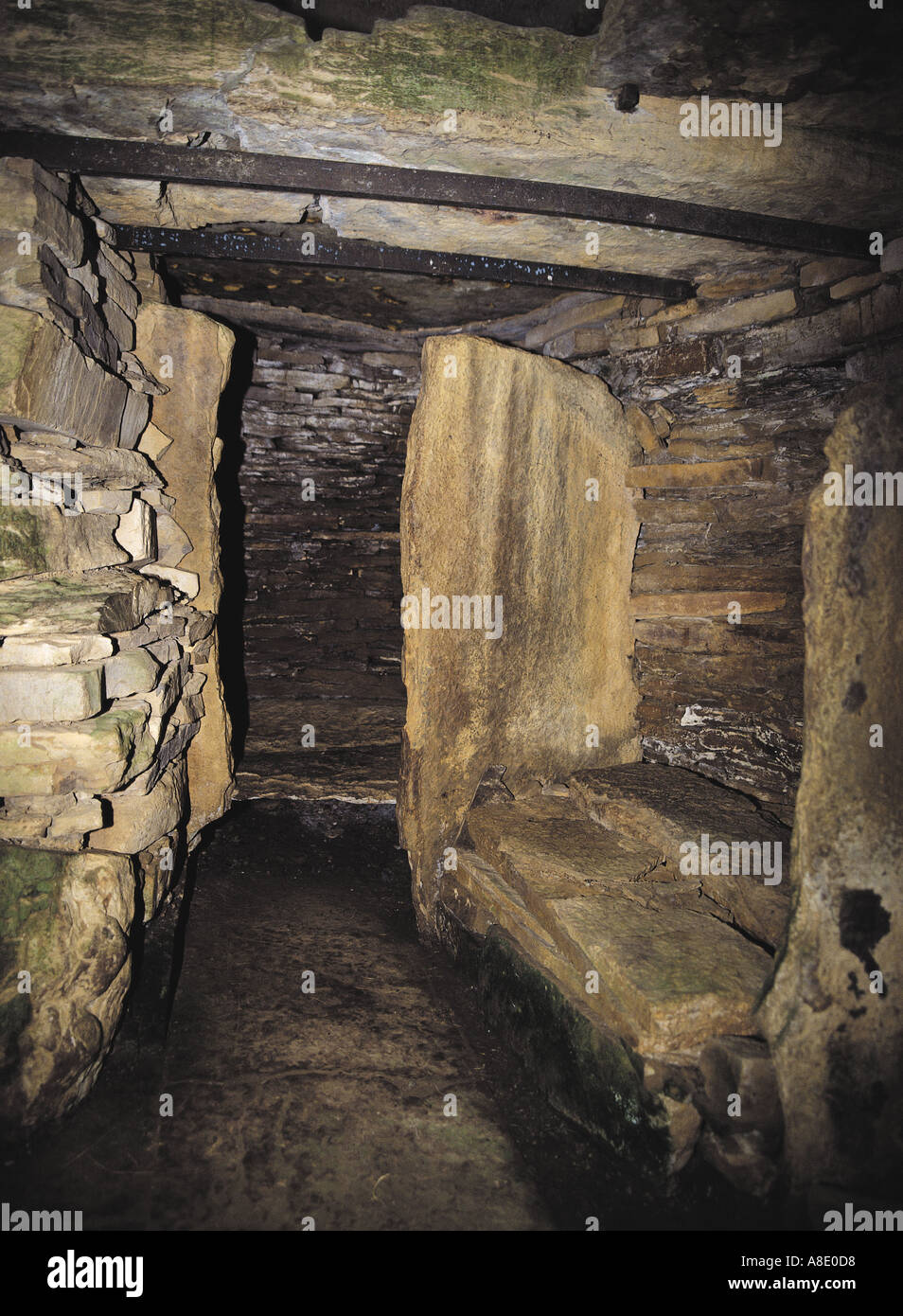 Dh Taversoe Tuick ROUSAY ORKNEY Neolítico entierro de dos pisos cairn montículo cámara baja edad de piedra tumba tumba Foto de stock