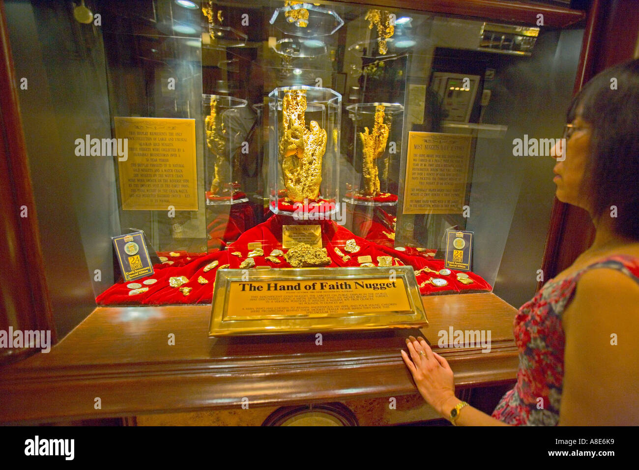 La pepita de oro más grande del mundo en exhibición fotografías e imágenes  de alta resolución - Alamy