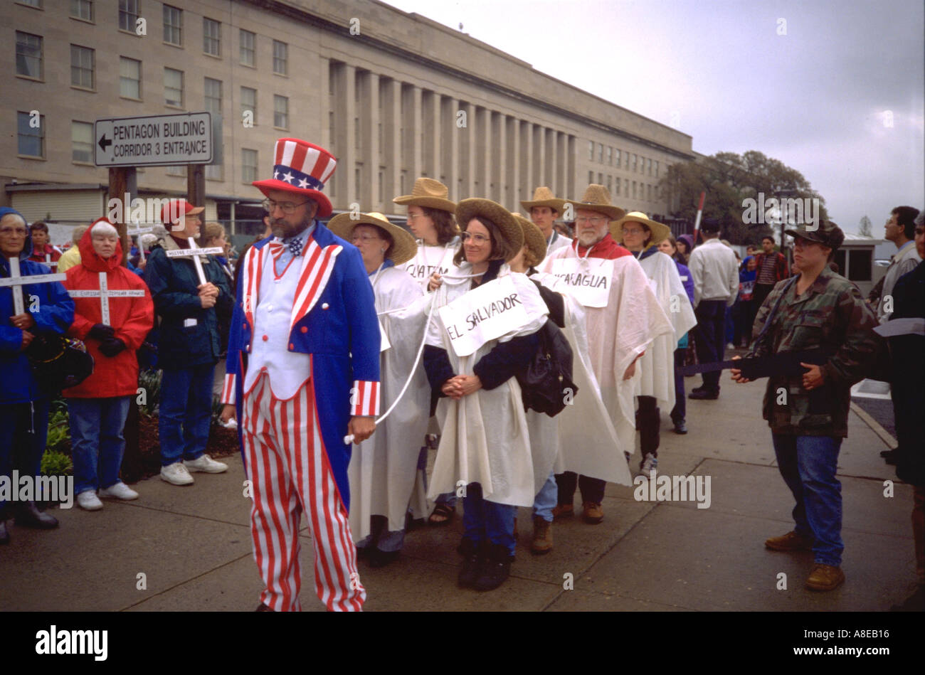 El Tío Sam la edad de 43 años llevando la Escuela de las Américas protesta 4/28/97. Washington DC, EE.UU. Foto de stock