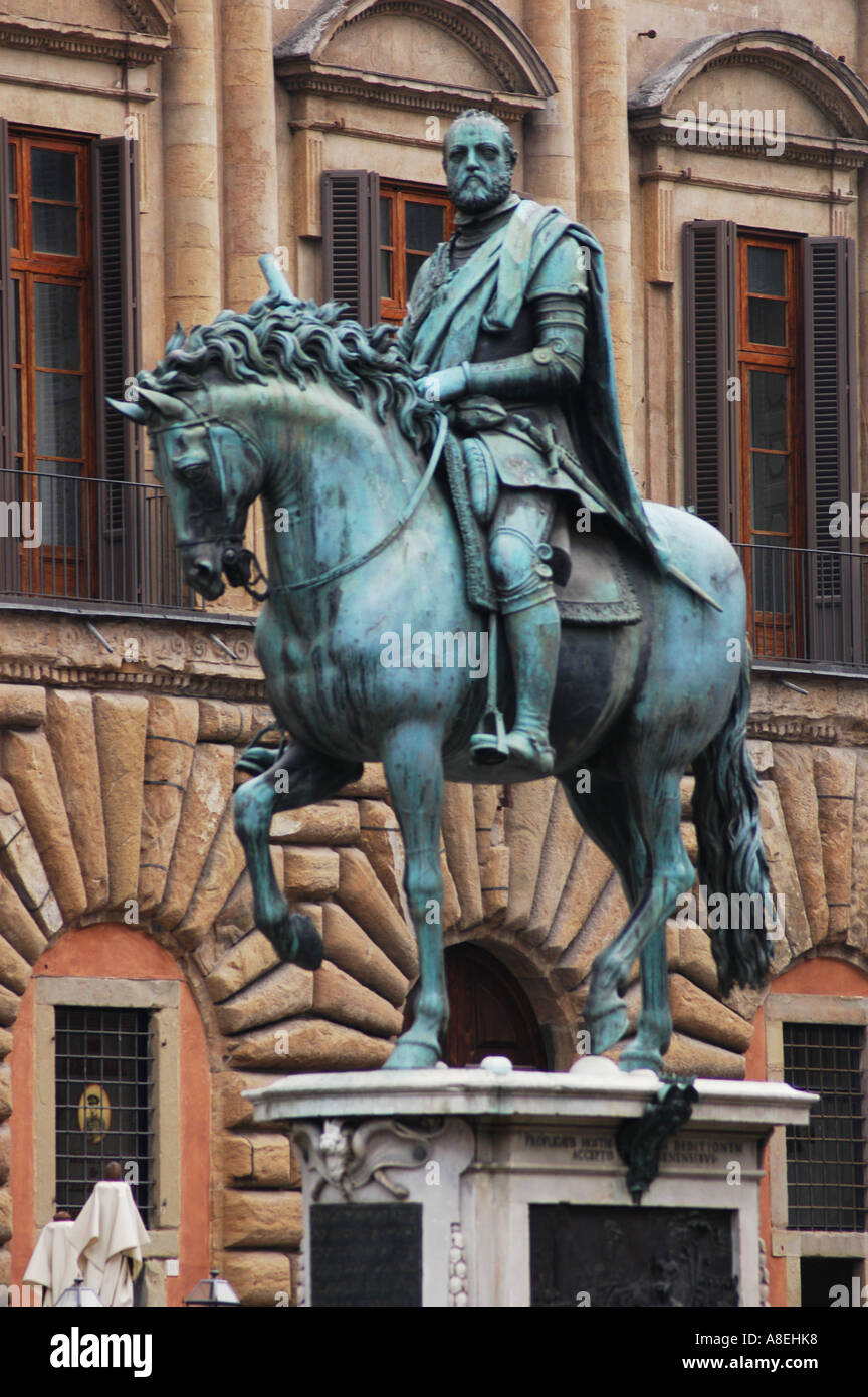 El Duque Cosme I de Médicis estatua realizada por Giovanni di Bolonia situado en Piazza della Signoria de Florencia Toscana Italia Foto de stock